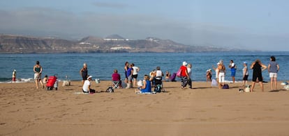 Turistas en la playa de Las Canteras (Gran Canaria)