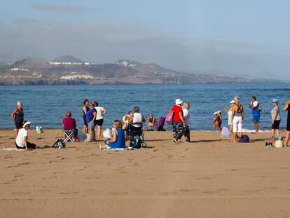 Turistas en la playa de Las Canteras (Gran Canaria)