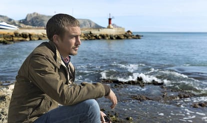 El escritor Olivier Bourdeaut, en Altea (Alicante), en la playa junto a la casa donde reside.