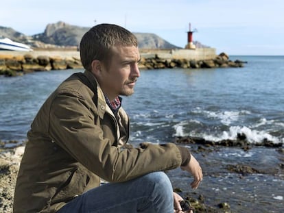 El escritor Olivier Bourdeaut, en Altea (Alicante), en la playa junto a la casa donde reside.