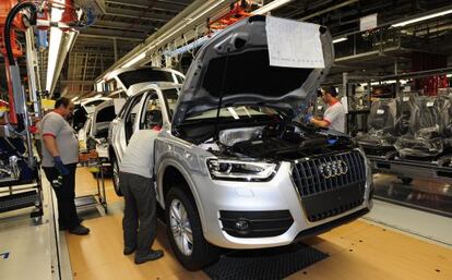 Trabajadores de Seat con el Q3.