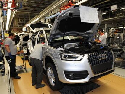 Trabajadores de Seat con el Q3.