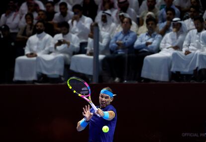 Nadal devuelve la pelota durante el partido.