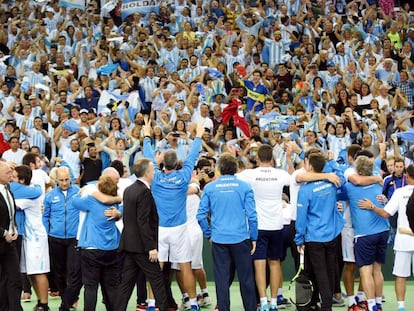 Los jugadores celebran con la afición en Zagreb.