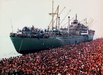 Refugiados albaneses en el puerto de Brindisi (Italia) en 1991.