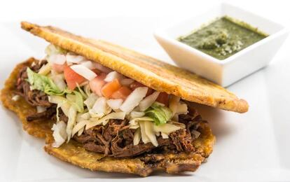 El béisbol en Venezuela es casi más popular como el fútbol. Qué comen los venezolanos en un partido de béisbol, que dura casi tres horas. Sándwich con tortas de plátano macho frito en lugar de pan. Lleva carne desmechada, queso blanco o amarillo y ensalada. En los estadios lo acompañan con malta, un refresco sin alcohol similar a la cerveza.