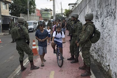  El Ej&eacute;rcito brasile&ntilde;o en una favela de R&iacute;o de Janeiro.