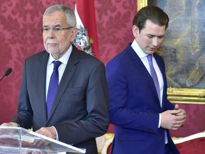 El presidente de Austria, Alexander Van de Bellen, y el canciller, Sebastian Kurz, este domingo en Viena.