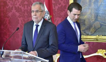 El presidente de Austria, Alexander Van de Bellen, y el canciller, Sebastian Kurz, este domingo en Viena.