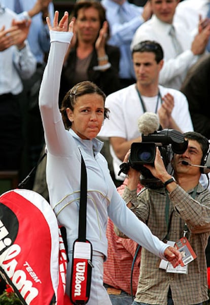 Lindsay Davenport se despide del público parisiense tras ser eliminada por la francesa Mary Pierce.