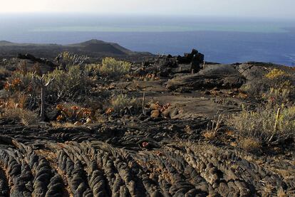 En primer plano, coladas de lava antigua en la zona de Tacorón. Al fondo, la mancha producida por la erupción submarina.
