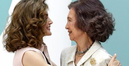 La reina Letizia felicita a la reina Sofía, durante un acto conmemorativo.