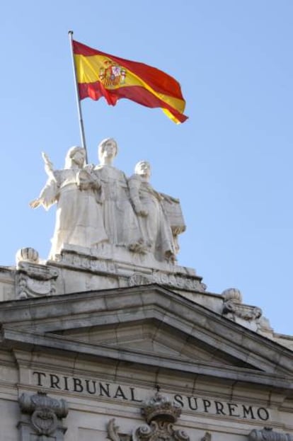 Detalle escult&oacute;rico de la fachada principal del Tribunal Supremo. 