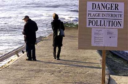 Un cartel instalado en la costa de Arcachon advierte: "Peligro. Playa prohibida. Contaminación".