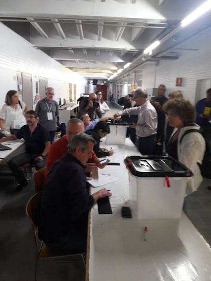 Primeres votacions en el col·legi electoral de l'escola d'arquitectura de sant Cugat del Vallès. 