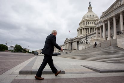 O senador republicano Ron Johnson, presidente do Comitê de Segurança Interna do Senado, ao chegar ao Capitólio na quarta-feira.