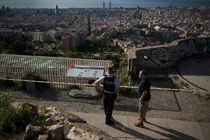 Un veí de Barcelona conversa amb un mosso d'esquadra que controla l'accés a la zona.