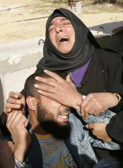 Familiares de un palestino muerto por el Ejército israelí en Gaza.