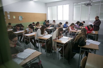 Alumnos de un instituto de Barcelona durante un examen. 