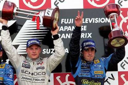 Raikkonen y Alonso levantan sus trofeos tras el Gran Premio de Japón, el pasado mes de octubre.