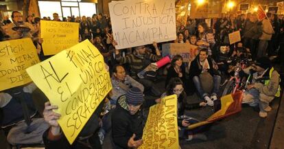 Un grupo de manifestantes sentados ante el domicilio de Francisco Camps