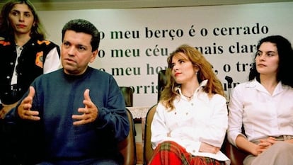 Sergio Andrade con Gloria Trevi y María Raquel Portillo, en una rueda de prensa en Brasilia, en diciembre del 2000.