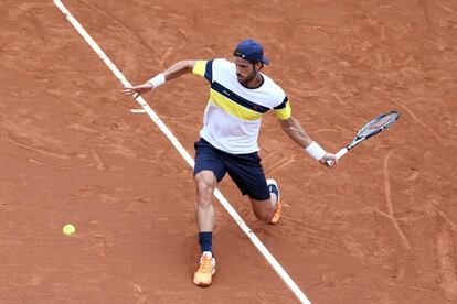 El tenista español Feliciano López devuelve la pelota al español Albert Montañés durante el partido jugado en la tercera jornada del Trofeo Conde de Godó jugado en el Real Club de Tenis Barcelona. Feliciano López ha ganado por 2-6 y 2-6.