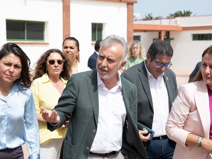 El ministro de Política Territorial y Memoria Democrática, Ángel Víctor Torres, el 12 de abril en la visita a una colonia agrícola penitenciaria del franquismo en Fuerteventura.
