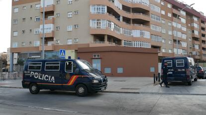 Uno de los registros, en el barrio del Real, en la operación policial que comenzó este martes en Melilla.