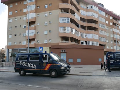 Uno de los registros, en el barrio del Real, en la operación policial que comenzó este martes en Melilla.