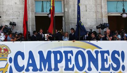 Los jugadores del Real Madrid han saludado a sus aficionados desde el balcón de la Comunidad de Madrid junto a la presidenta Cristina Cifuentes.