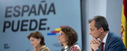 Left to right: Deputy PM Carmen Calvo, government spokesperson María Jesús Montero and Science Minister Pedro Duque.