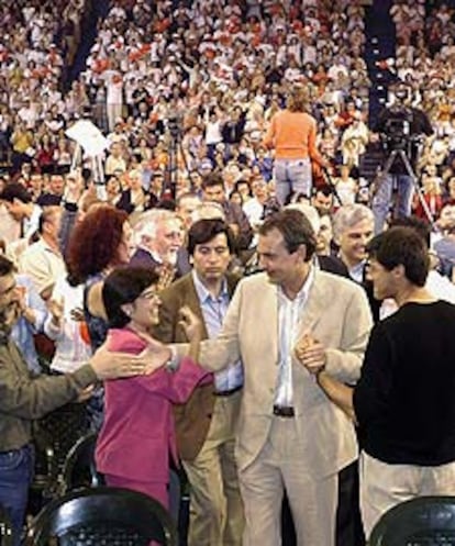 José Luis Rodríguez Zapatero saluda a simpatizantes socialistas en el mitin de Las Palmas.
