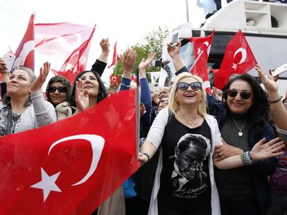 Manifestantes a favor del &#039;no&#039;, ayer en Ankara.