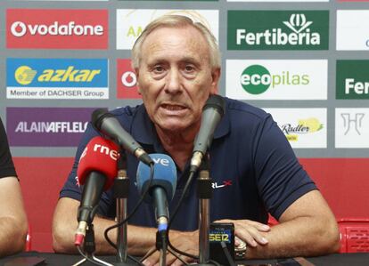 El seleccionador nacional de ciclismo, Javier Mínguez, en una rueda de prensa en septiembre de 2014 durante la Vuelta a España.