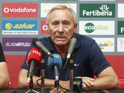 El seleccionador nacional de ciclismo, Javier Mínguez, en una rueda de prensa en septiembre de 2014 durante la Vuelta a España.