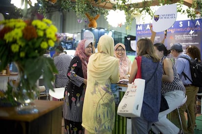 Expositor de la Universidad de Malasia en el encuentro EAIE, en Sevilla.