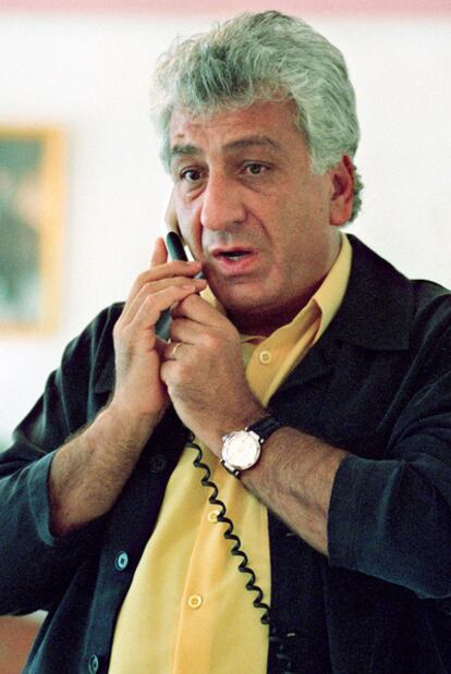 El traficante de armas Monzer Al Kassar habla por teléfono en su casa de Marbella en 1998.