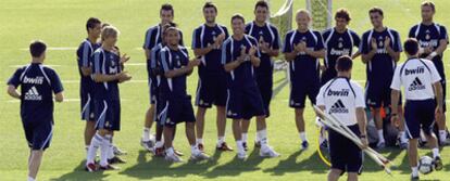 Los jugadores del Madrid aplauden a Xabi Alonso, a la izquierda, a su llegada al entrenamiento.