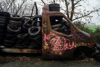 Una furgoneta quemada y pintada en la carretera D281, renombrada como 'route des chicanes' (ruta de las chicanas), en Notre-Dame-des-Landes, al norte de Nantes (Francia).