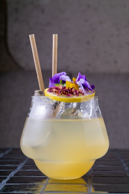 Con licor de flor de sauco, zumo fresco de pomelo y limón, aguamiel de azahar y espumoso de plátano con fruta de la pasión, una de las Sangaree´s de Terracotta (Velázquez, 80, Madrid).