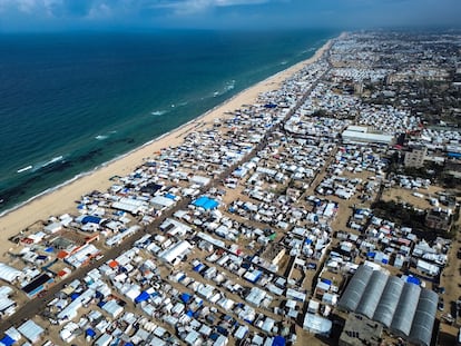 Vista area de un campamento de desplazados en la playa de Jan Yunis, en el sur de Gaza, este jueves.