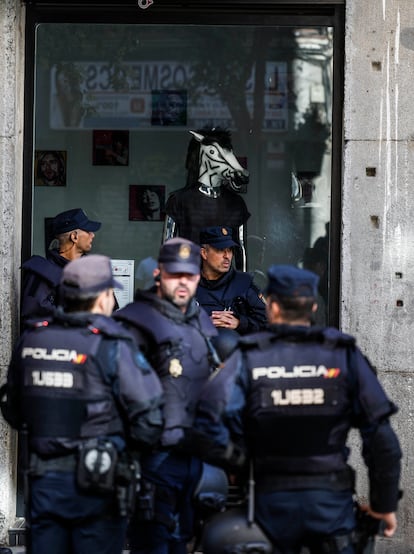 Agentes de policía durante el desahucio a Marina López.
