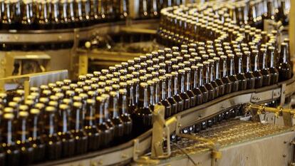 L&iacute;nea de producci&oacute;n de una de las f&aacute;bricas de cerveza de SAB Miller. 