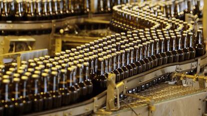 Línea de producción de una de las fábricas de cerveza de SAB Miller.