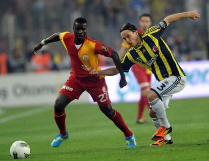 Ziegler trata de obstaculizar a Eboue durante el partido entre el Fenerbahce y el Galatasaray 