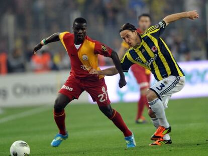 Ziegler trata de obstaculizar a Eboue durante el partido entre el Fenerbahce y el Galatasaray 