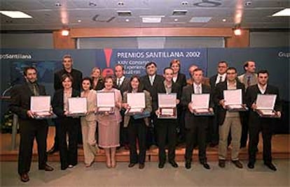 Los premiados posan con sus galardones en la sede del Grupo Santillana.