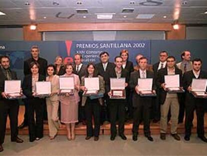 Los premiados posan con sus galardones en la sede del Grupo Santillana.
