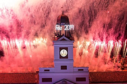 El reloj de la Puerta del Sol da las campanadas de fin de año, en Madrid.